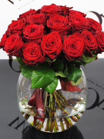 Raudonos rožės vazoje