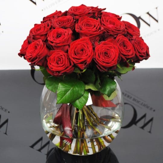Raudonos rožės vazoje