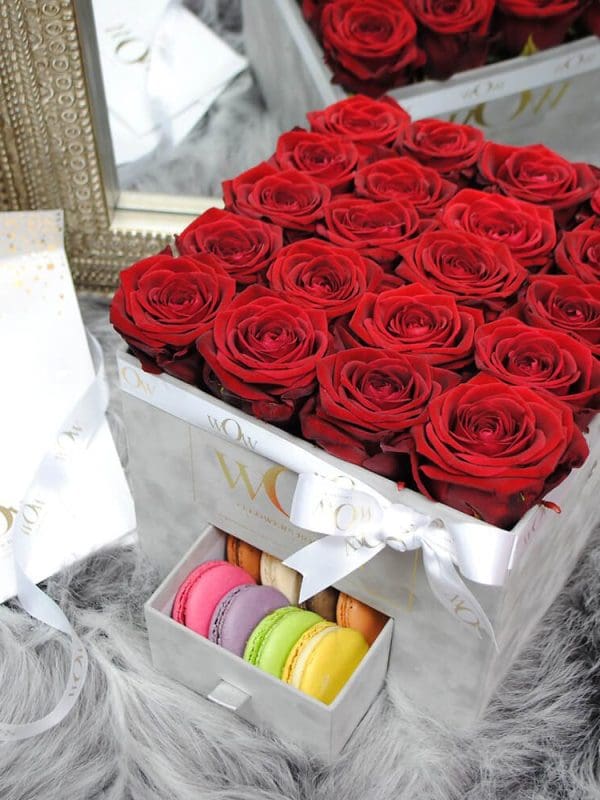 Raudonos rožės su macaroons