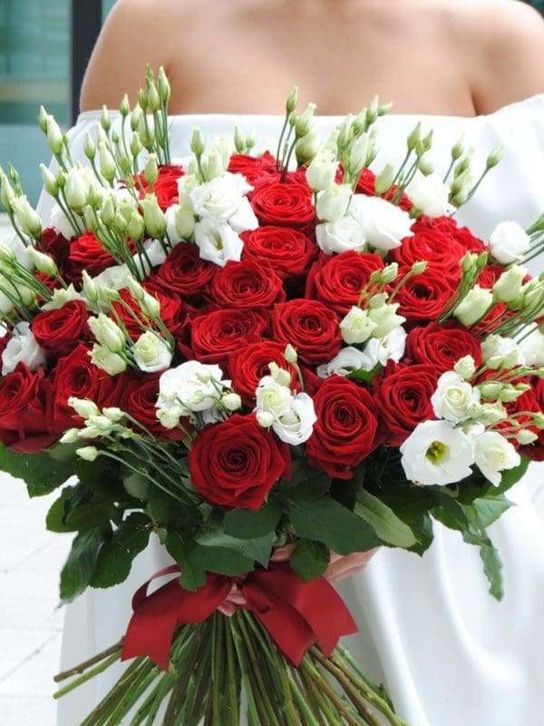 Raudonos rožės su eustomomis