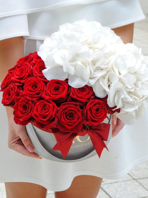 Raudonos rožės su Hortenzija