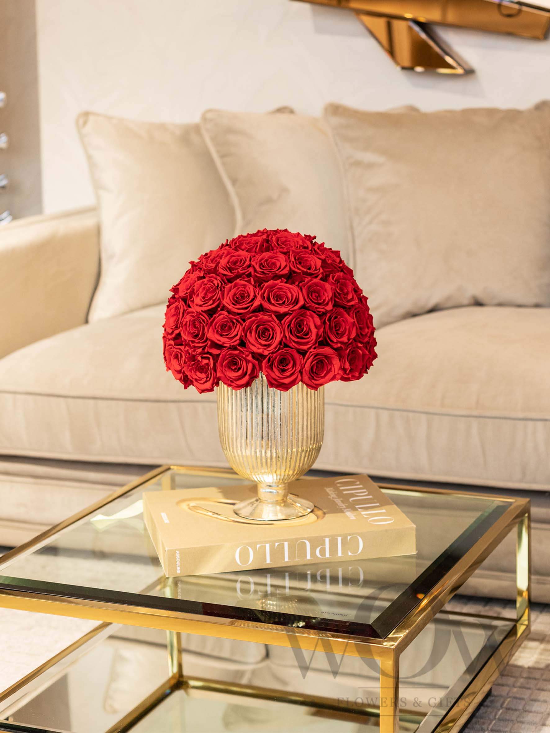 Miegančios rožės vazoje RED